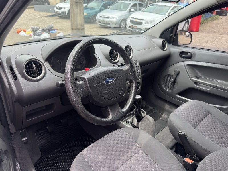 FIESTA 1.0 MPI PERSONNALITÉ 8V FLEX 4P MANUAL - 2005 - DOIS IRMãOS