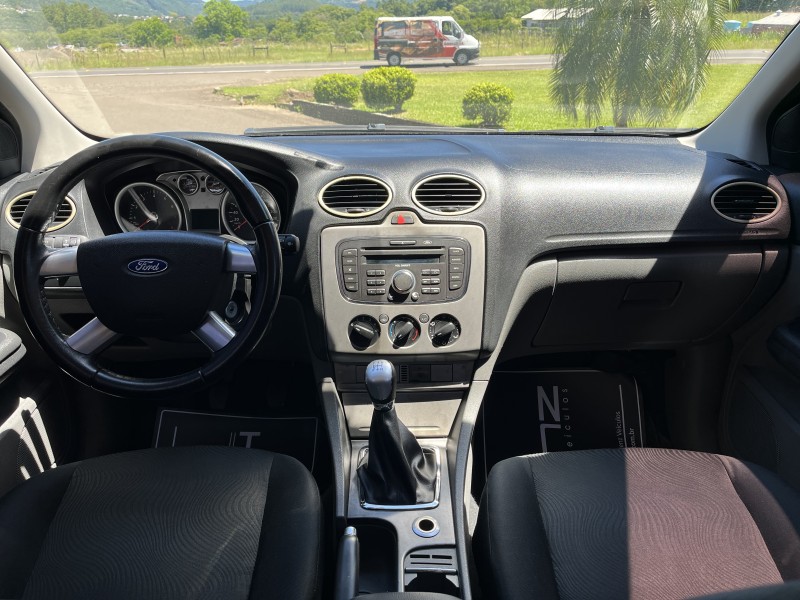 FOCUS 1.6 GLX 8V FLEX 4P MANUAL - 2013 - BOM PRINCíPIO