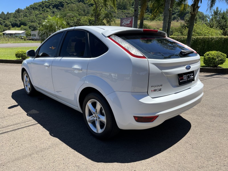 FOCUS 1.6 GLX 8V FLEX 4P MANUAL - 2013 - BOM PRINCíPIO