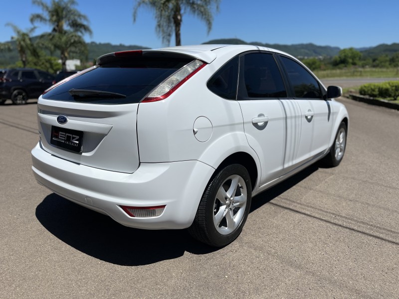 FOCUS 1.6 GLX 8V FLEX 4P MANUAL - 2013 - BOM PRINCíPIO