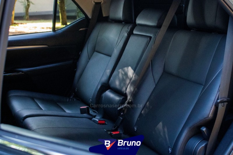 HILUX SW4 2.8 4X4 SRX PLATINUM TURBO 7 LUGARES DIESEL 4P AUTOMÁTICO - 2025 - PALMEIRA DAS MISSõES