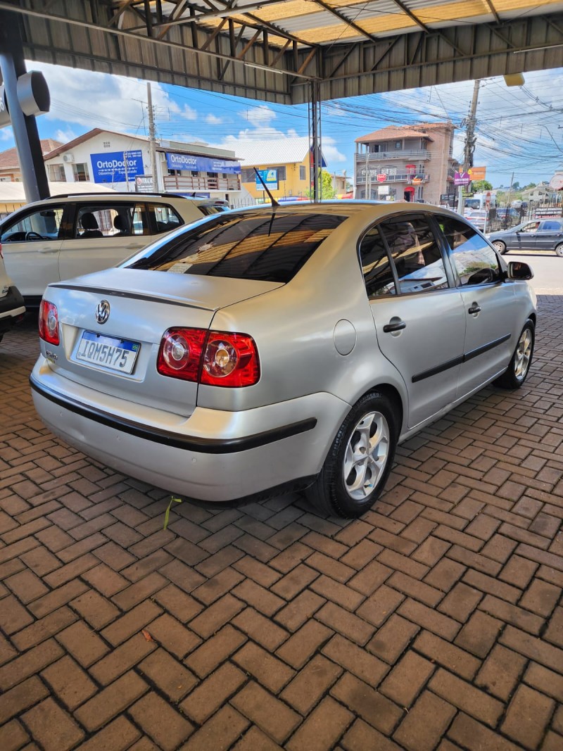 POLO SEDAN 1.6 8V GASOLINA 4P MANUAL - 2010 - CAXIAS DO SUL
