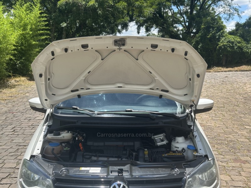 FOX 1.0 MI TREND 8V FLEX 4P MANUAL - 2013 - NOVA PRATA