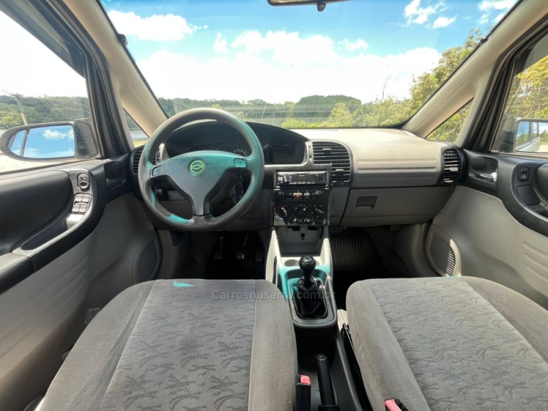 ZAFIRA 2.0 MPFI 16V GASOLINA 4P MANUAL - 2001 - CAXIAS DO SUL
