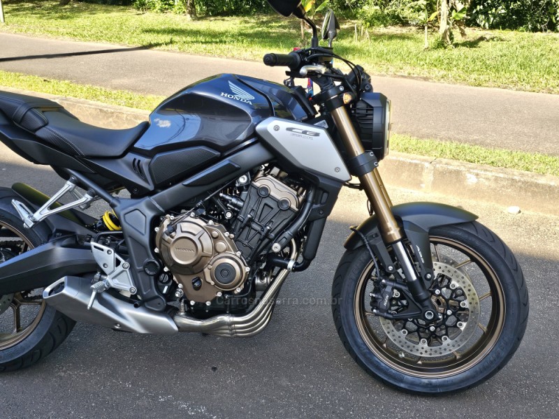 CB 650R  - 2022 - CAMPO BOM