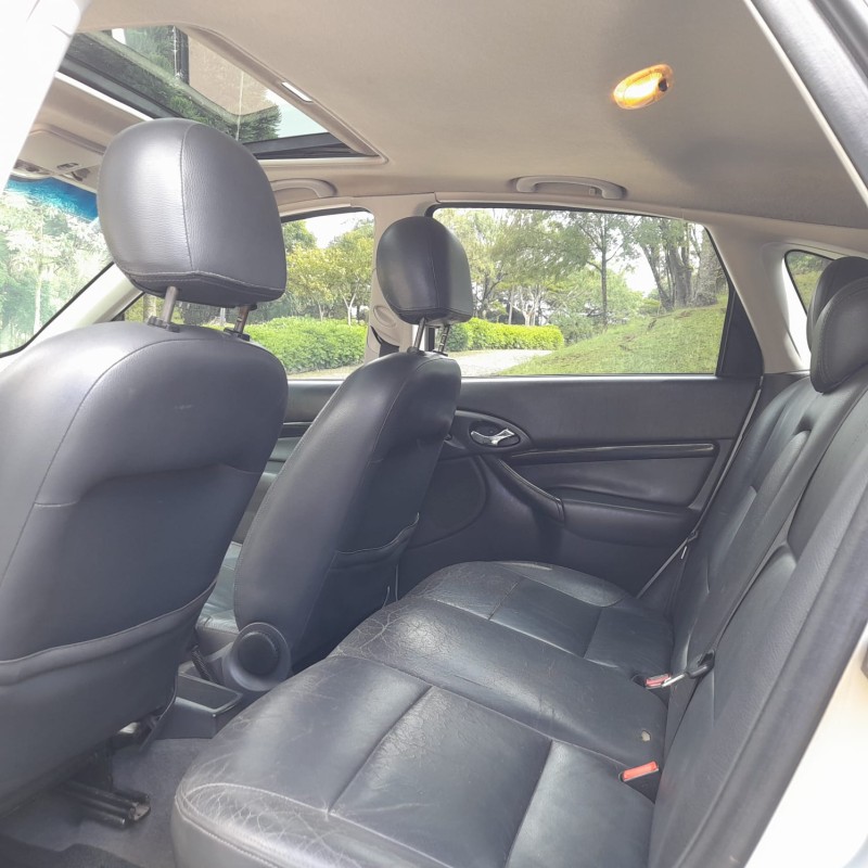 FOCUS 2.0 GHIA 16V GASOLINA 4P MANUAL - 2006 - FARROUPILHA