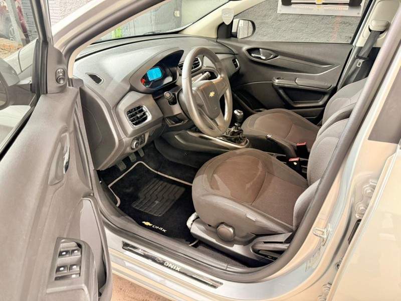 ONIX 1.4 MPFI LTZ 8V FLEX 4P MANUAL - 2015 - FARROUPILHA