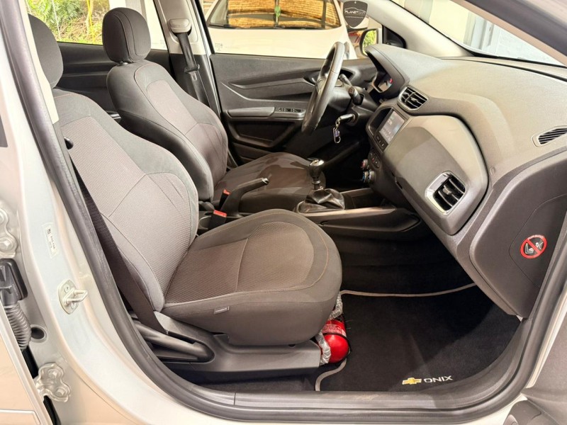 ONIX 1.4 MPFI LTZ 8V FLEX 4P MANUAL - 2015 - FARROUPILHA