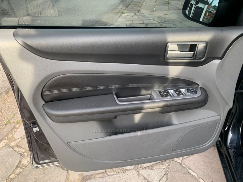 FOCUS 2.0 TITANIUM HATCH 16V FLEX 4P MANUAL - 2011 - CAXIAS DO SUL