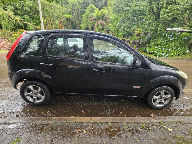 FORD - FIESTA - 2010/2011 - Prata - R$ 25.000,00