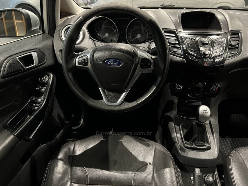 FIESTA 1.6 TITANIUM HATCH 16V FLEX 4P MANUAL - 2015 - CAXIAS DO SUL