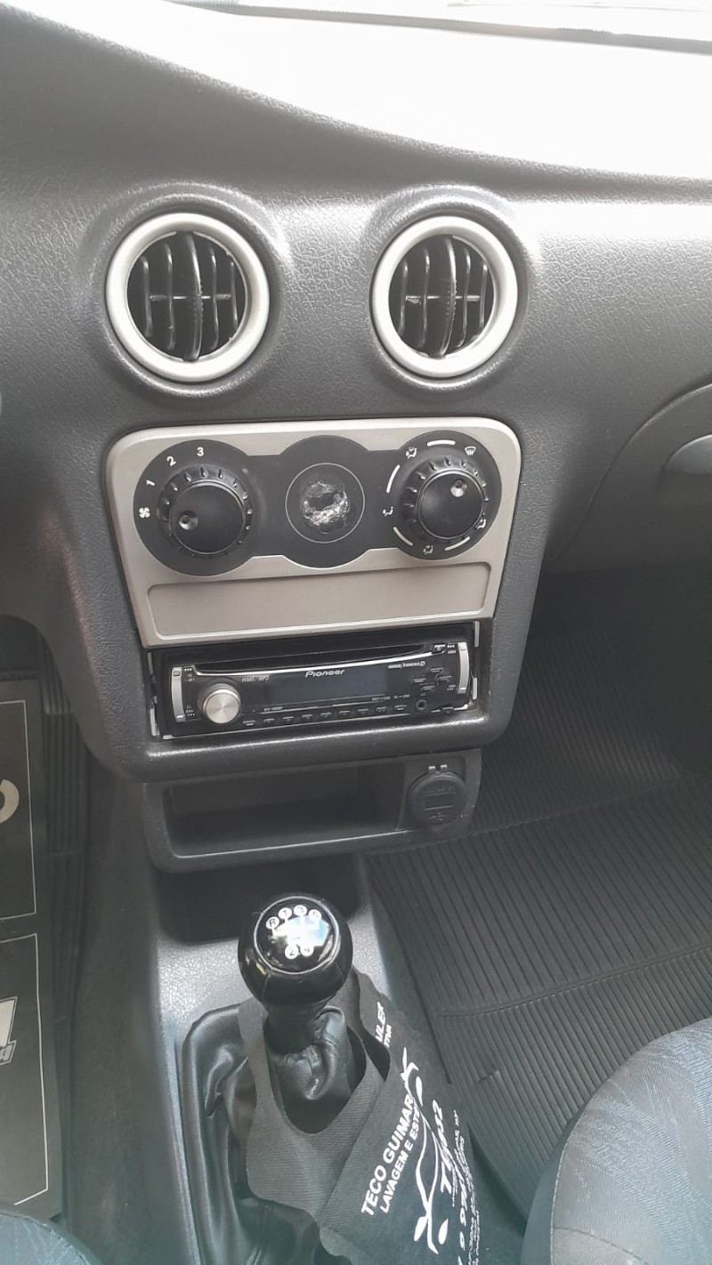 CELTA 1.0 MPFI VHC LIFE 8V GASOLINA 2P MANUAL - 2004 - ESTRELA