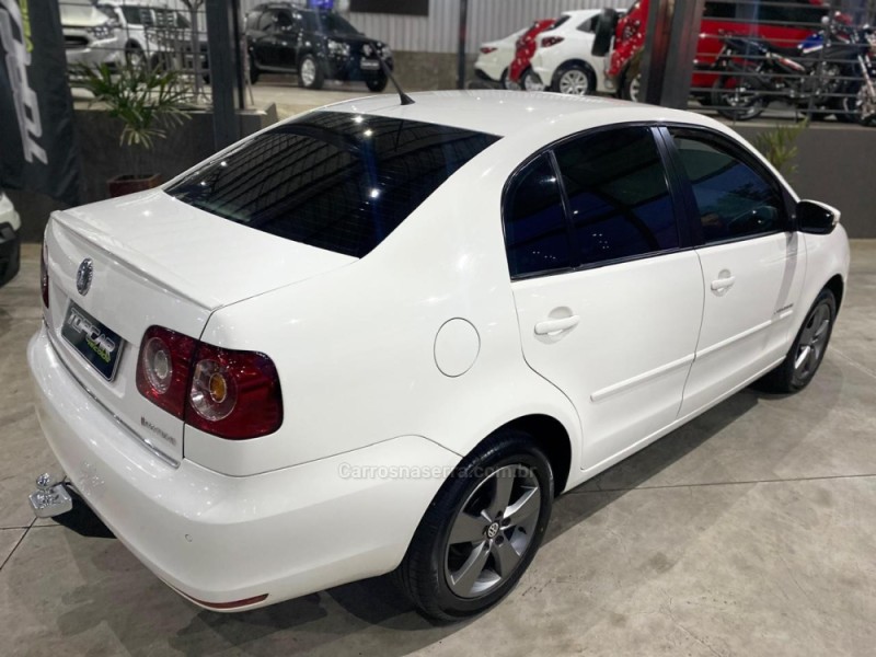 POLO SEDAN 1.6 MI COMFORTLINE 8V FLEX 4P AUTOMATIZADO - 2014 - CAMPO BOM