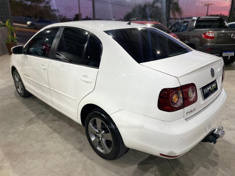 POLO SEDAN 1.6 MI COMFORTLINE 8V FLEX 4P AUTOMATIZADO - 2014 - CAMPO BOM