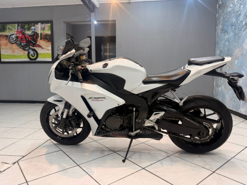 CBR 1000RR FIREBLADE - 2014 - CAXIAS DO SUL