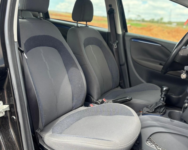 PUNTO 1.4 ATTRACTIVE 8V FLEX 4P MANUAL - 2014 - VACARIA