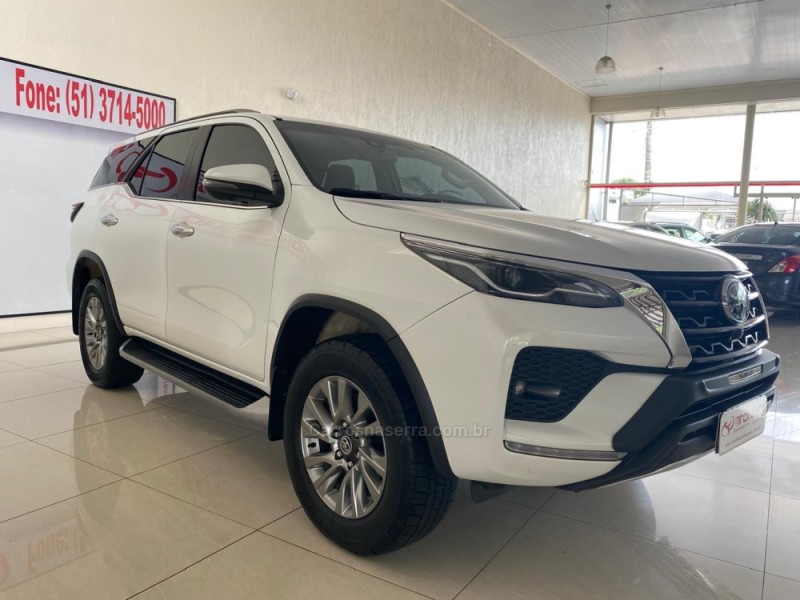 HILUX SW4 2.8 4X4 SRX PLATINUM TURBO DIESEL 4P AUTOMÁTICO - 2023 - LAJEADO