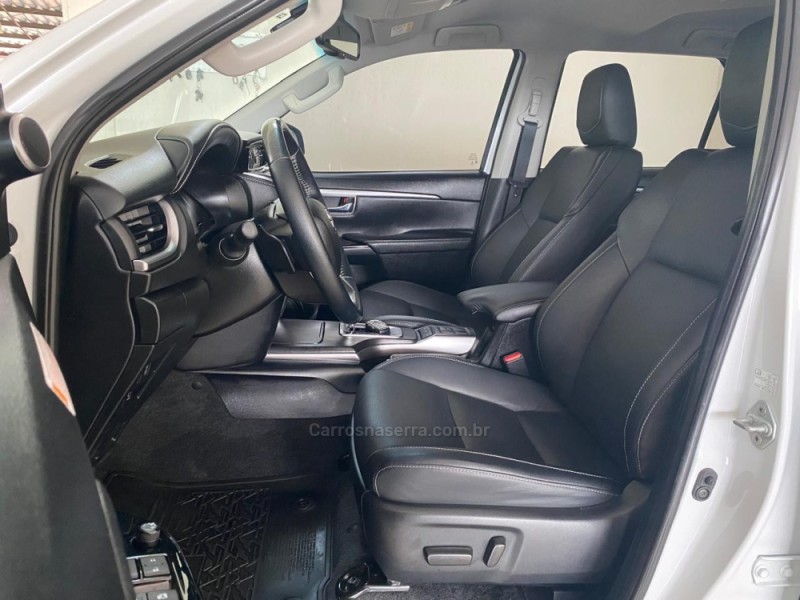 HILUX SW4 2.8 4X4 SRX PLATINUM TURBO DIESEL 4P AUTOMÁTICO - 2023 - LAJEADO