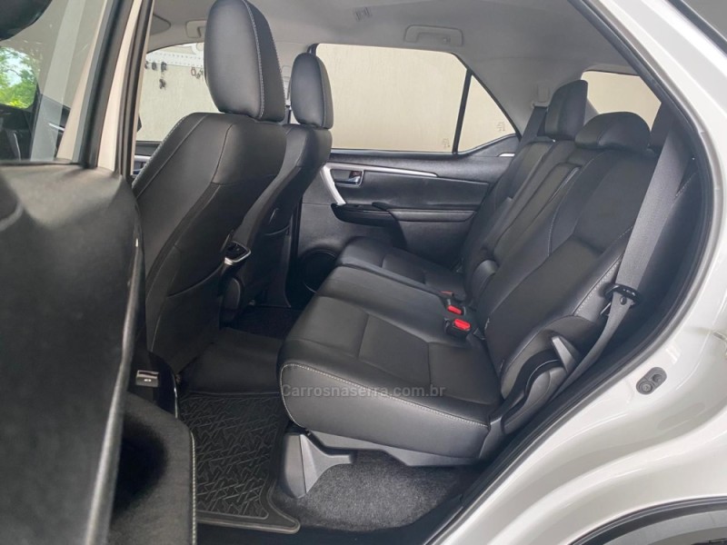 HILUX SW4 2.8 4X4 SRX PLATINUM TURBO DIESEL 4P AUTOMÁTICO - 2023 - LAJEADO