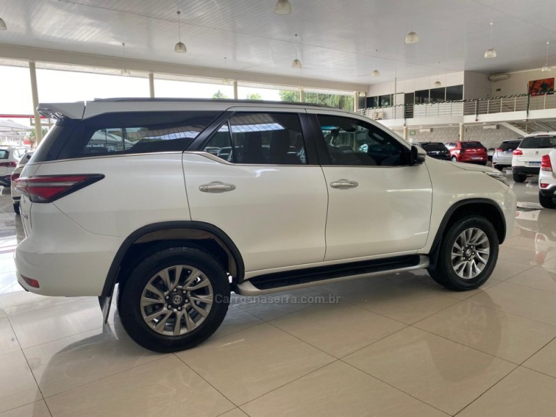 HILUX SW4 2.8 4X4 SRX PLATINUM TURBO DIESEL 4P AUTOMÁTICO - 2023 - LAJEADO