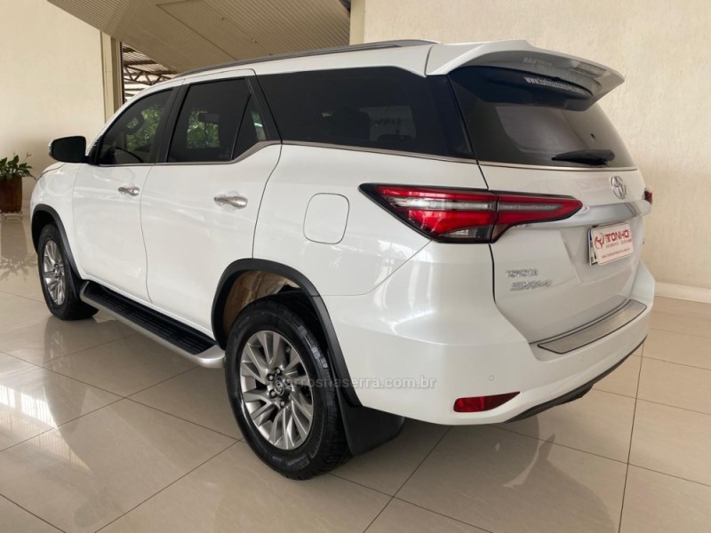 HILUX SW4 2.8 4X4 SRX PLATINUM TURBO DIESEL 4P AUTOMÁTICO - 2023 - LAJEADO