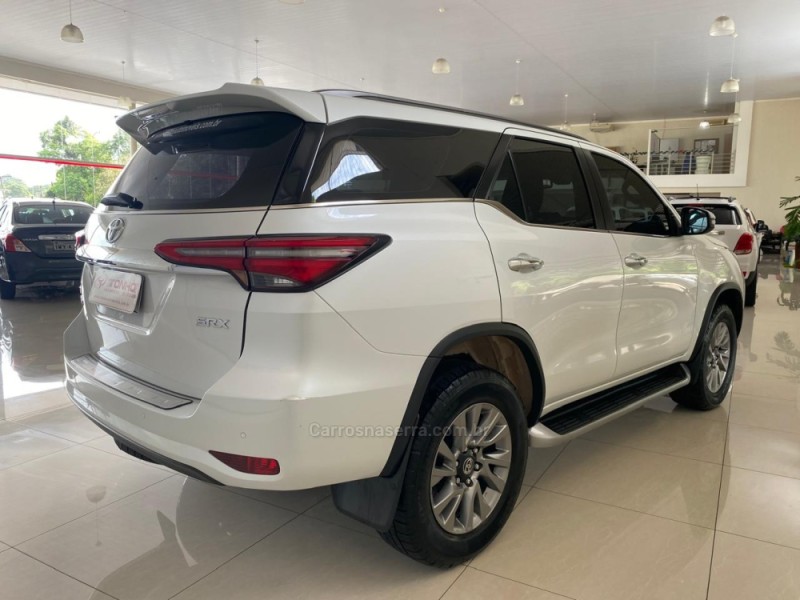 HILUX SW4 2.8 4X4 SRX PLATINUM TURBO DIESEL 4P AUTOMÁTICO - 2023 - LAJEADO