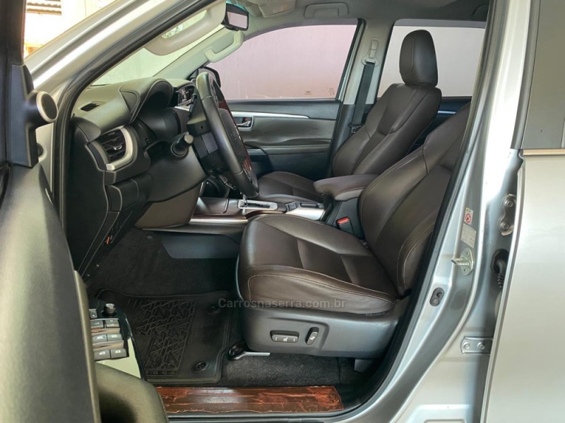 HILUX SW4 2.8 SRX 4X4 7 LUGARES 16V TURBO INTERCOOLER DIESEL 4P AUTOMÁTICO - 2016 - LAJEADO