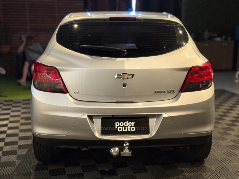 ONIX 1.4 MPFI LTZ 8V FLEX 4P MANUAL - 2015 - FARROUPILHA