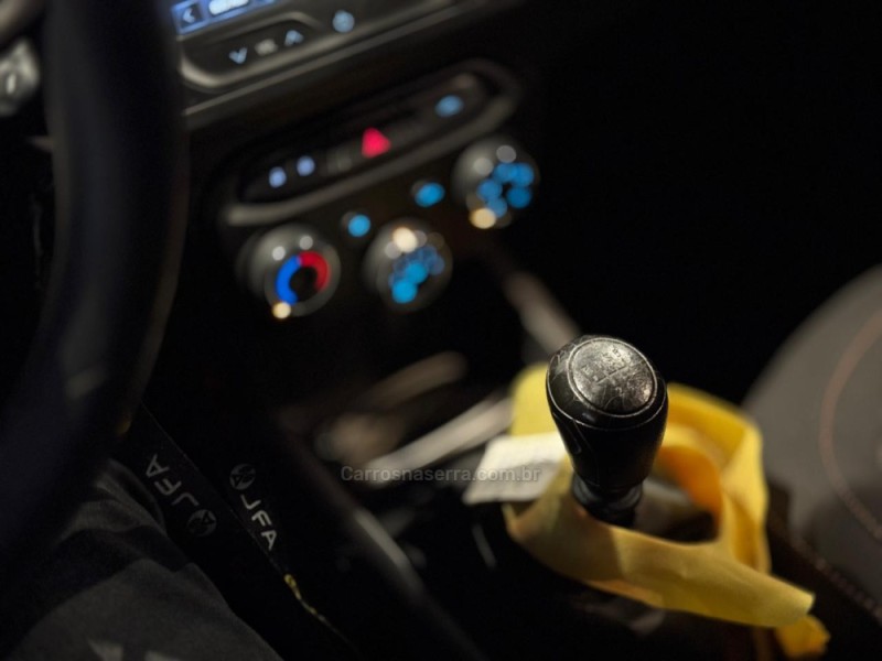 ONIX 1.4 MPFI LTZ 8V FLEX 4P MANUAL - 2015 - FARROUPILHA