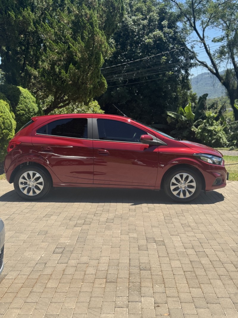 ONIX 1.4 MPFI LT 8V FLEX 4P MANUAL - 2017 - ENCANTADO