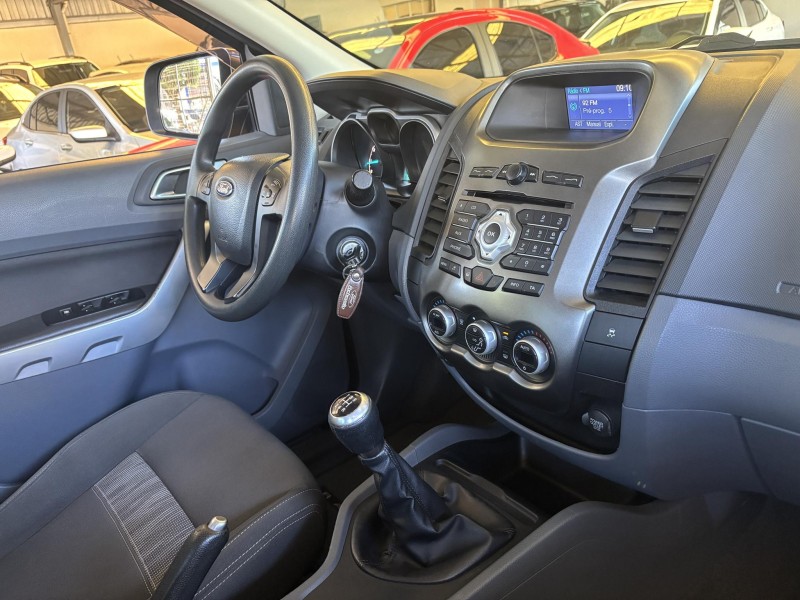 RANGER 2.5 XLT 4X2 CD 16V FLEX 4P MANUAL - 2014 - FARROUPILHA