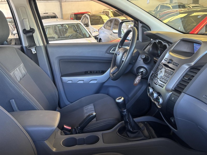 RANGER 2.5 XLT 4X2 CD 16V FLEX 4P MANUAL - 2014 - FARROUPILHA