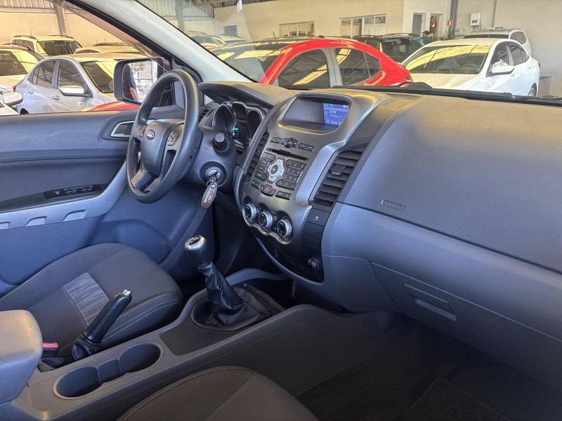 RANGER 2.5 XLT 4X2 CD 16V FLEX 4P MANUAL - 2014 - FARROUPILHA
