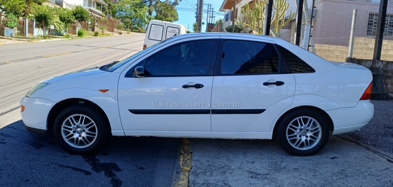 FOCUS 2.0 SEDAN 16V GASOLINA 4P MANUAL - 2001 - FARROUPILHA
