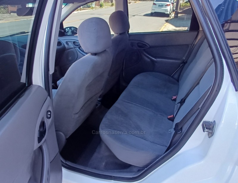 FOCUS 2.0 SEDAN 16V GASOLINA 4P MANUAL - 2001 - FARROUPILHA
