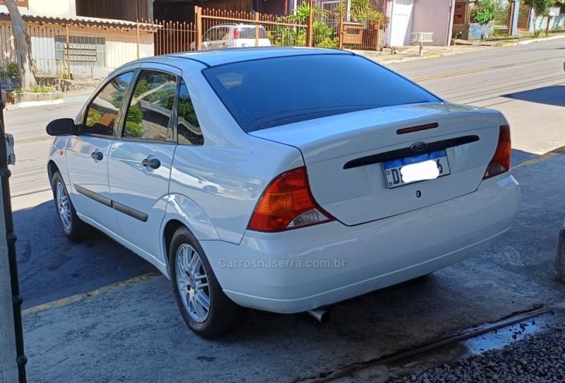 FOCUS 2.0 SEDAN 16V GASOLINA 4P MANUAL - 2001 - FARROUPILHA