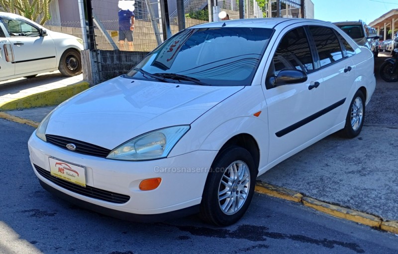 FOCUS 2.0 SEDAN 16V GASOLINA 4P MANUAL - 2001 - FARROUPILHA