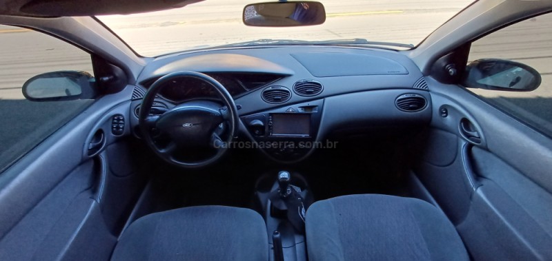 FOCUS 2.0 SEDAN 16V GASOLINA 4P MANUAL - 2001 - FARROUPILHA