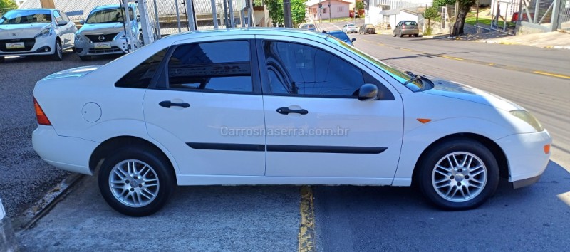 FOCUS 2.0 SEDAN 16V GASOLINA 4P MANUAL - 2001 - FARROUPILHA