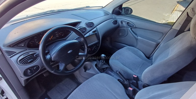 FOCUS 2.0 SEDAN 16V GASOLINA 4P MANUAL - 2001 - FARROUPILHA