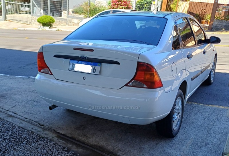 FOCUS 2.0 SEDAN 16V GASOLINA 4P MANUAL - 2001 - FARROUPILHA