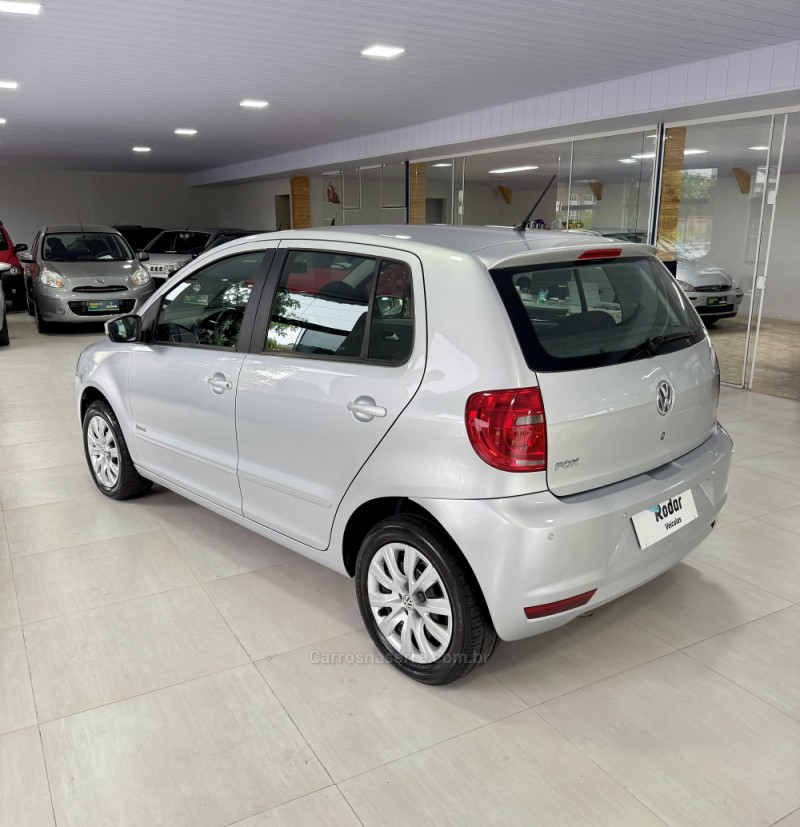 FOX 1.0 MI TREND 8V FLEX 4P MANUAL - 2013 - VILA FLORES