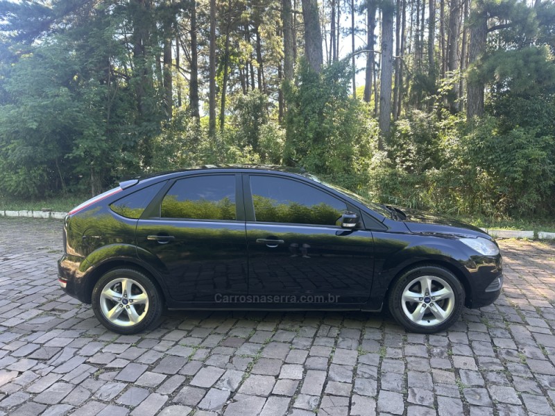 FOCUS 1.6 GLX 16V FLEX 4P MANUAL - 2013 - NOVA PRATA