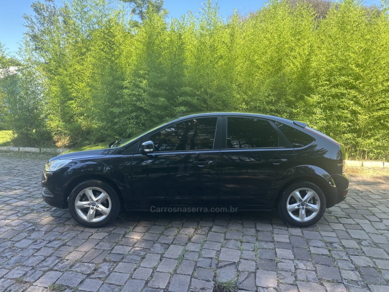 FOCUS 1.6 GLX 16V FLEX 4P MANUAL - 2013 - NOVA PRATA