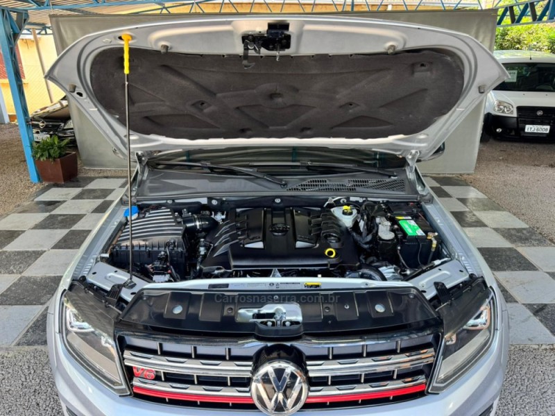 AMAROK 3.0 V6 TDI HIGHLINE CD DIESEL 4MOTION AUTOMÁTICO - 2021 - NOVA PRATA