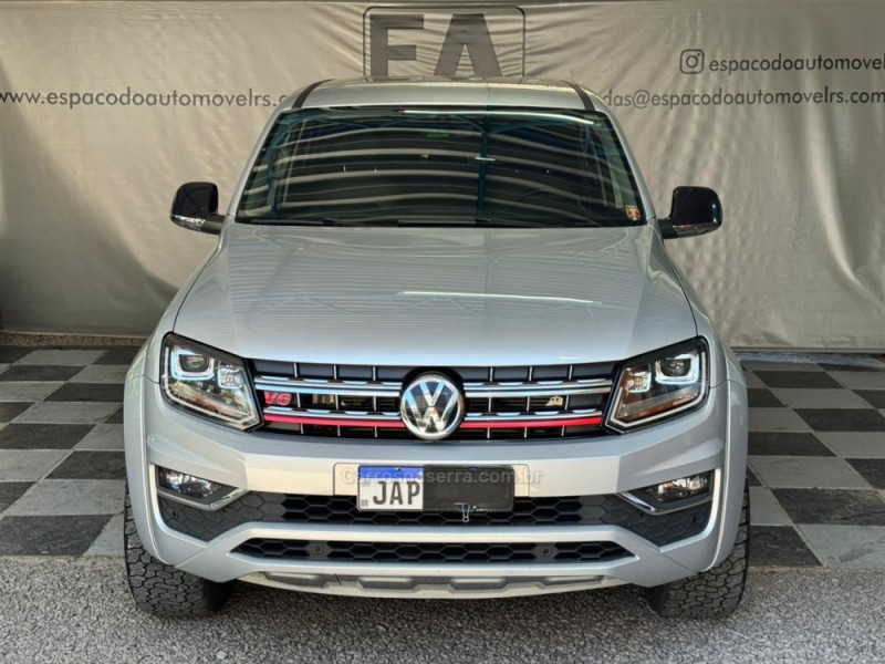 AMAROK 3.0 V6 TDI HIGHLINE CD DIESEL 4MOTION AUTOMÁTICO - 2021 - NOVA PRATA