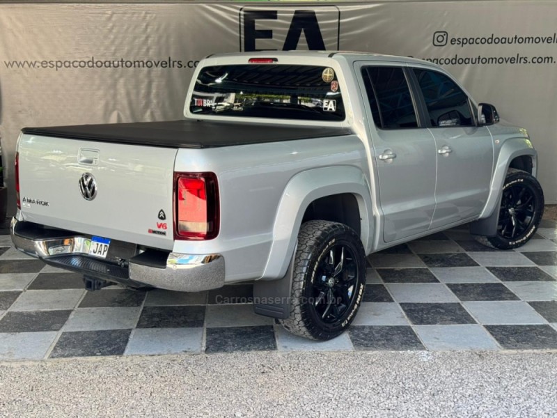 AMAROK 3.0 V6 TDI HIGHLINE CD DIESEL 4MOTION AUTOMÁTICO - 2021 - NOVA PRATA