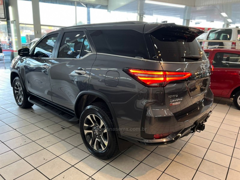 HILUX SW4 2.8 4X4 SRX PLATINUM TURBO 7 LUGARES DIESEL 4P AUTOMÁTICO - 2025 - CAXIAS DO SUL