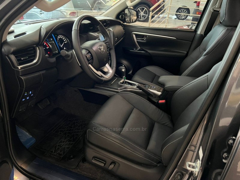 HILUX SW4 2.8 4X4 SRX PLATINUM TURBO 7 LUGARES DIESEL 4P AUTOMÁTICO - 2025 - CAXIAS DO SUL