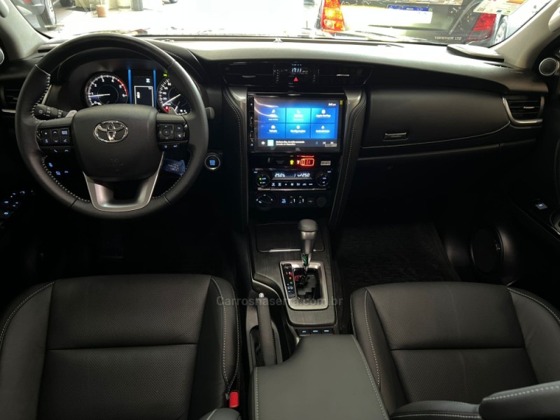 HILUX SW4 2.8 4X4 SRX PLATINUM TURBO 7 LUGARES DIESEL 4P AUTOMÁTICO - 2025 - CAXIAS DO SUL